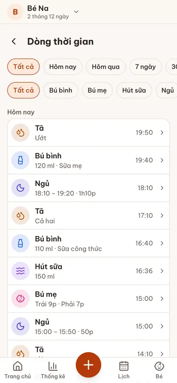 Màn hình Dòng thời gian: các lần thay tã, bú bình, ngủ, hút sữa và bú mẹ trong ngày, kèm bộ lọc theo ngày và loại